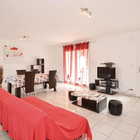Three-bedroom Holiday In Savignac-les-eglises