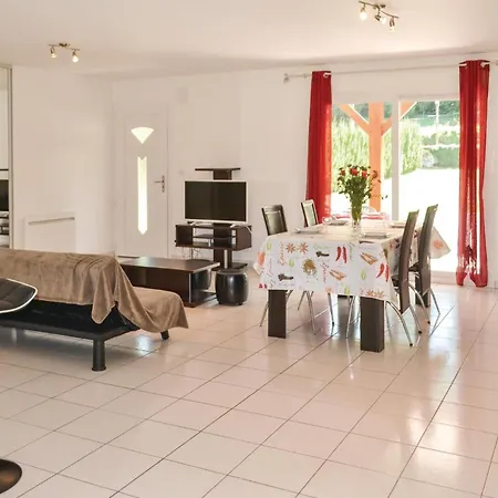 Three-bedroom Holiday In Savignac-les-eglises Savignac-les-Églises