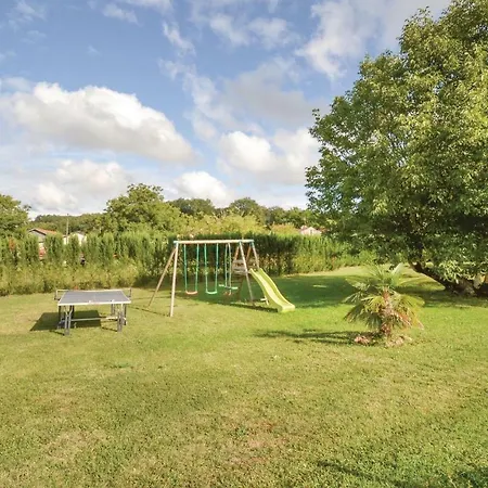 Three-bedroom Holiday In Savignac-les-eglises Savignac-les-Églises