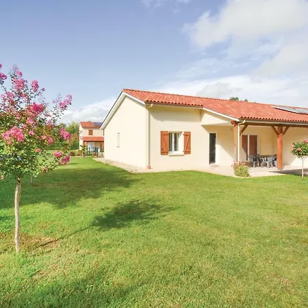 Three-bedroom Holiday In Savignac-les-eglises