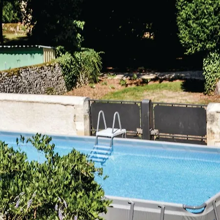 Three-bedroom Holiday In Savignac-les-eglises * Savignac-les-Églises