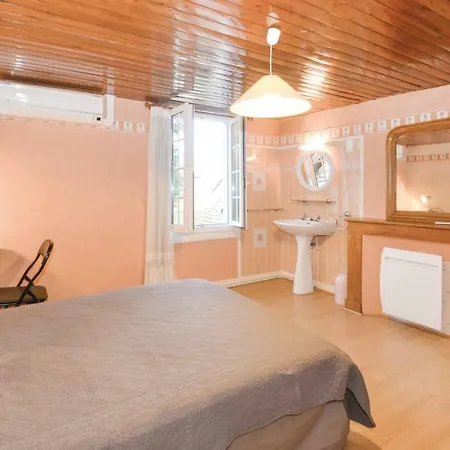 Three-bedroom Holiday In Savignac-les-eglises